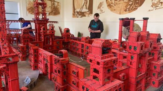 Pracovníci Muzea stavebnice Merkur v Polici nad Metují stěhují exponát legendárního ocelového města