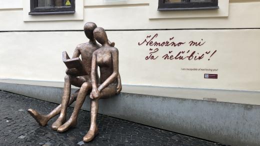 Skoro sto osmdesát let stará slova se linou ze sousoší zamilovaného páru, kde je ukrytý reproduktor