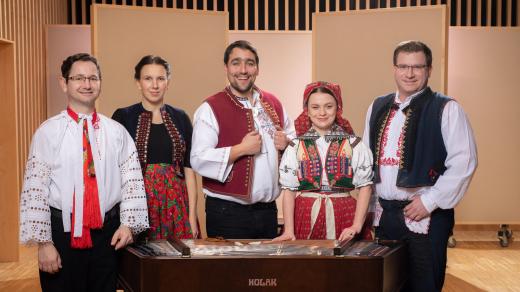 Folklorní redakce (zleva): Jan Kosík, Anežka Heinzlová, Jaroslav Kneisl, Marie Hvozdecká, Jan Káčer