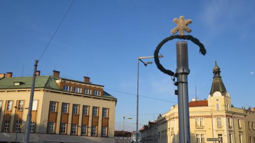 V Hradci Králové pracovníci technických služeb v ulicích instalují vánoční výzdobu