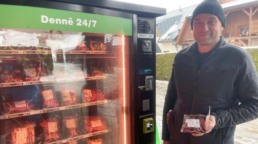 Jan Basař u automatu na prodej masa