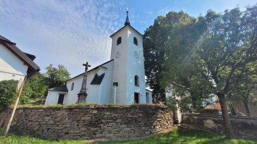 Starobylou podobu kostelíku v Brníčku dodává i ohradní zeď někdejšího hřbitova