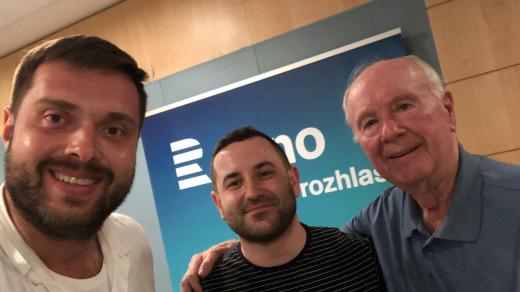 Jiří Kokmotos, Vít Němeček a Jan Slabák při vysílání pořadu Večer s dechovou legendou