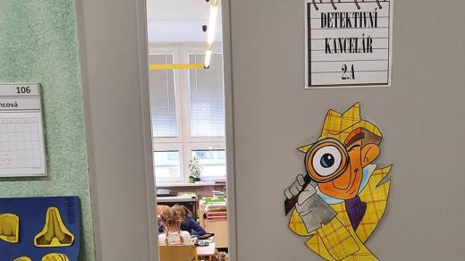 Na základní škole Kvítková ve Zlíně děti pátraly po vysvědčení pomocí vlastní detektivní kanceláře