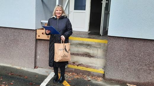 Sociální pracovnice MÚ Tachov Pavlína Bartošová vyráží s potravinovou pomocí