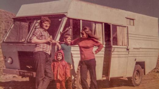 Rodina Pechoušova před dodávkou, kterou si vlastnoručně vyrobili pro své cestování