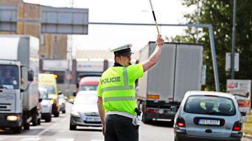 Policista řídí dopravu na křižovatce U Marka v Pardubicích