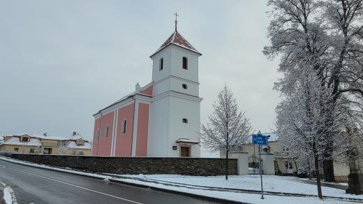 Kostel sv. Jana Křtitele pochází z 18. století. Kostel zde ale stál už dříve