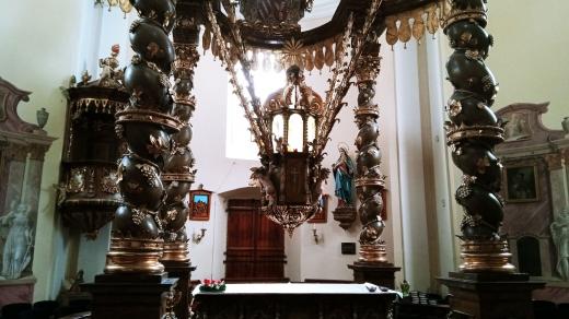 Oltář v kostele v Lomci