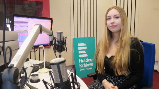 Monika Šnorbertová ve studiu Českého rozhlasu Hradec Králové