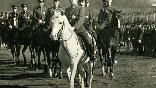 Japonský císař Hirohito během vojenské přehlídky, 31. 12. 1939
