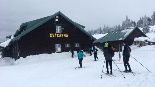 Švýcárna byla postavená v roce 1887, stojí v nadmořské výšce 1304 metry a bez skútru se k ní v zimě dostanete jenom po svých.