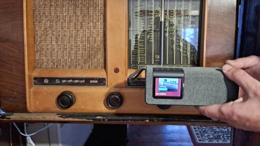 Radioprijimac Tesla Largo z roku 1949 a DAB+ rádio z roku 2022