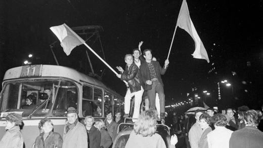 Pražané na Václavském náměstí 28. 3. 1969 během oslav vítězství čs. hokejistů nad týmem Sovětského svazu 4:3 na Mistrovství světa v ledním hokeji ve Stockholmu