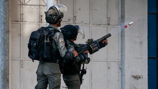 Izraelská pohraniční stráž v Hebronu střílí slzný plynový náboj během střetů s palestinskými demonstranty