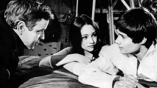 Režisér Franco Zeffirelli (vlevo) a herci Olivia Hussey a Leonard Whiting během natáčení snímku Romeo a Julie