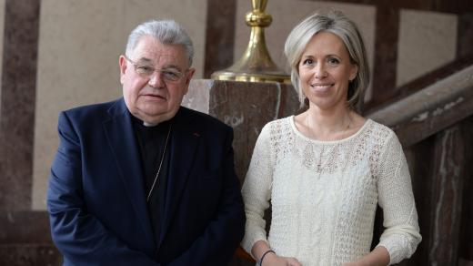 Kardinál Dominik Duka a Alena Zárybnická při natáčení Záletů