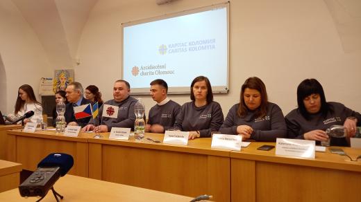 Tisková konference za účasti pracovníků z organizace Karitas Kolomyja