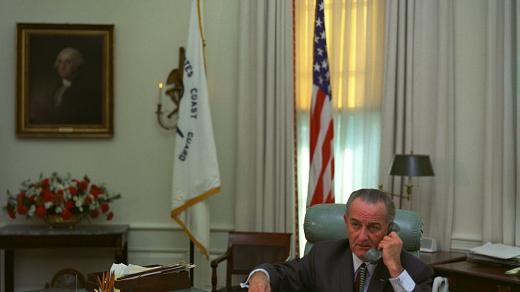 Americký prezident Lyndon B. Johnson v Oválné pracovně v lednu 1968.
