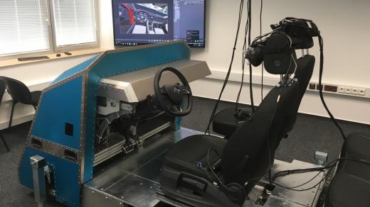 Maketa vozu, do kterého usedne testovací řidič s virtuálními brýlemi na očích.