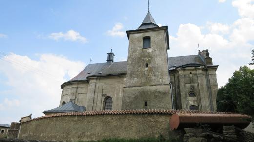 Na místě dnešního katolického kostela stál původně kostel dřevěný z 15. století
