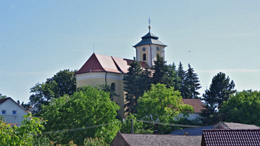 Kostel sv. Ondřeje stojí na ostrohu nad Pavlovicemi už od počátku 18. století