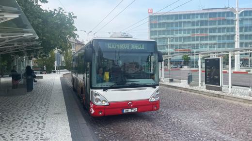 Královéhradecké Klicperovo divadlo znovu organizuje bezplatnou autobusovou linku pro seniory