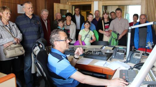 Den otevřených dveří Českého rozhlasu České Budějovice. Moderátor Martin Hlaváček na vysílacím pracovišti s návštěvníky