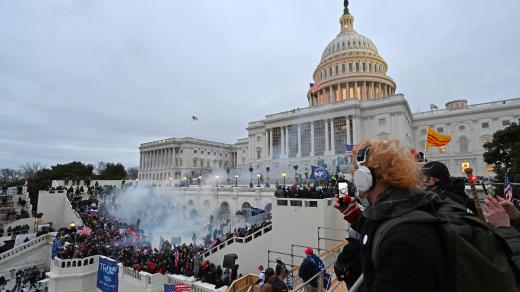 Dav protestujících vtrhl do amerického Kapitolu (Trump Supporters Storm US Capitol)