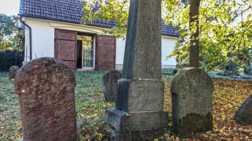 Režisér Pavel Koutský žije v bývalém služebním domku u židovského hřbitova v Malešově