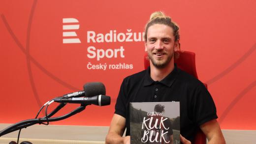 Biker Tomáš Zejda přinesl svoji knihu Cestovní KUKBUK