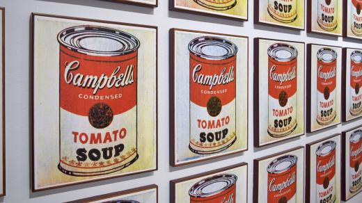 Plechovky Campbellovy polévky od Andyho Warhola v MOMA