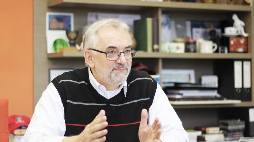 Libor Grubhoffer, odborník v oblasti molekulární a buněčné biologie, genetiky a virologie