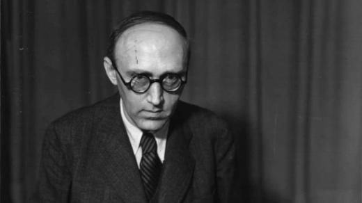 Josef Hora v rozhlasovém studiu