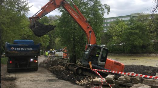 Odbahnění Dolního rybníka v Zámecké zahradě v Teplicích a následné úpravy potrvají do srpna
