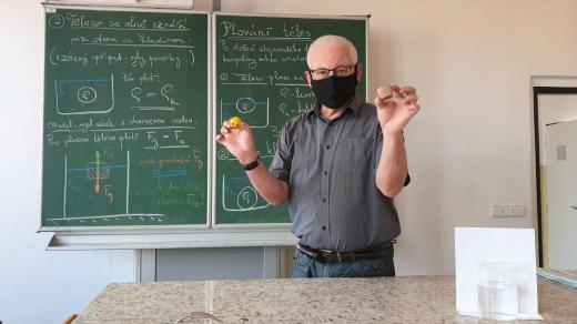Učitel fyziky Karel Sláma při natáčení výukového videa