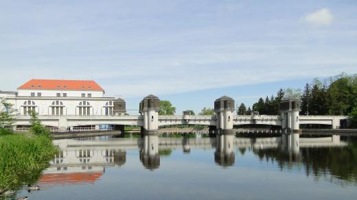 Hydroelektrárna a labský jez se zdymadlem a mostem od architekta Františka Roitha