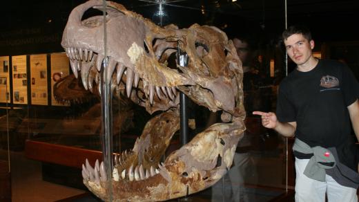 Mgr. Vladimír Socha u největší lebky Tyranosaura rexe