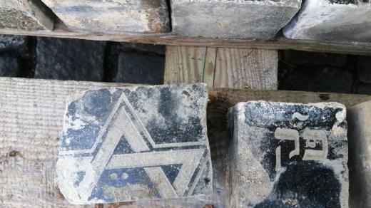 Některé z dlažebních kostek, které Židovská obec dostane zpět