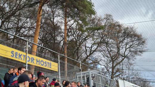 Sektor hostí na fotbalovém stadionu ve Zlíně sousedí s přilehlým lesoparkem