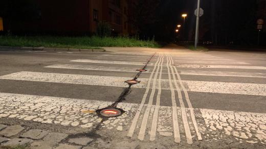Přechod pro chodce s bezpečnostními prvky - blikající světla, Kroměříž