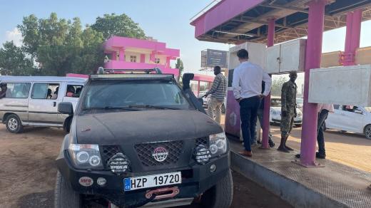 Tankování na benzině v Chartúmu po uplacení obsluhy (Expedice Z101, Súdán)