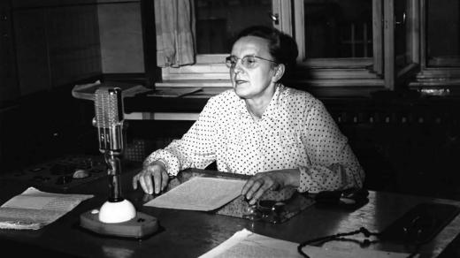 Jarmila Glazarová u rozhlasového mikrofonu (1941)