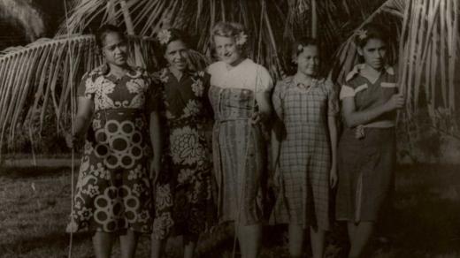 Růžena Urbanová s tahitskými přítelkyněmi s rybářskými pruty v rukou.Tahiti, Francouzská Polynésie (1938-1947)
