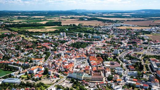 Město pohádek o loupežníku Rumcajsovi, ale také důstojná rezidence vojevůdce Albrechta z Valdštejna, to je Jičín, jedna z bran do Českého ráje a Prachovských skal
