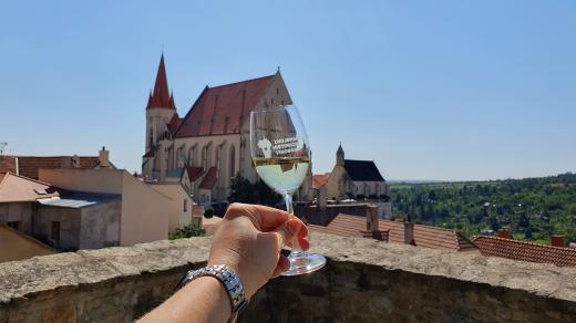 Znojemské historické vinobraní 2023, mobilní studio Českého rozhlasu Brno, sklenička na zdar akce