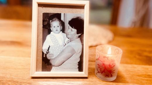 „Moje babička Dana zemřela sama v léčebně dlouhodobě nemocných v předvečer Svátku zesnulých. Opuštěná v podzimní karanténě, jako mnoho dalších,“ vzpomíná autorka dokumentu