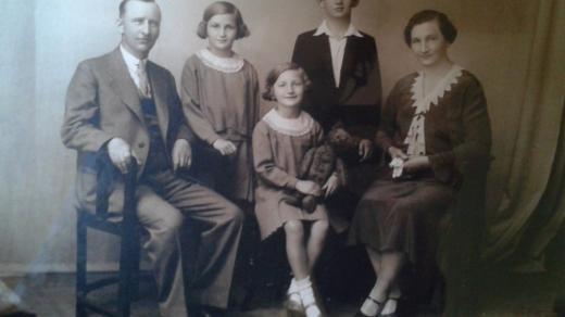Jiřina Fořtová (uprostřed s medvědem) s rodiči, bratrem Miroslavem a sestrou Věrou 