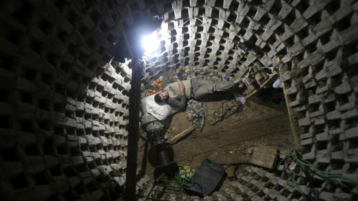 Navigace pomocí GPS možná není a rádiové signály pro komunikaci nepronikají daleko