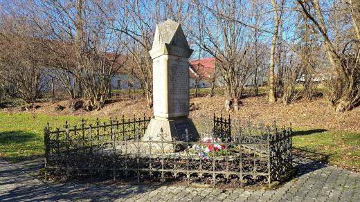 Pomník připomínající oběti čtyř válek v obci Hůrky na Českobudějovicku